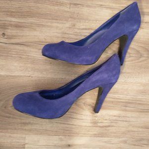 STEVE MADDEN BLUE SUEDE HEELS.... EUC
